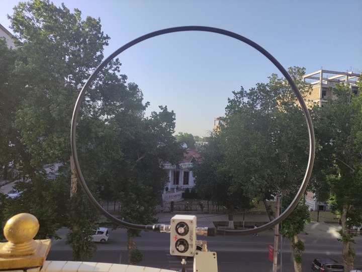 Baby Loop antenna attached to a balcony in Samarkand